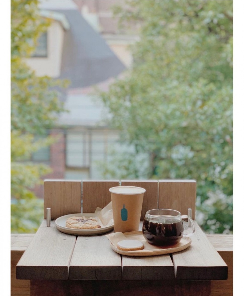 步調放慢在斜路上,三層樓的景致映入眼簾。