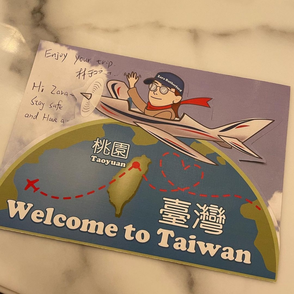 台灣也特別送上了小卡片,祝福她旅途順利。