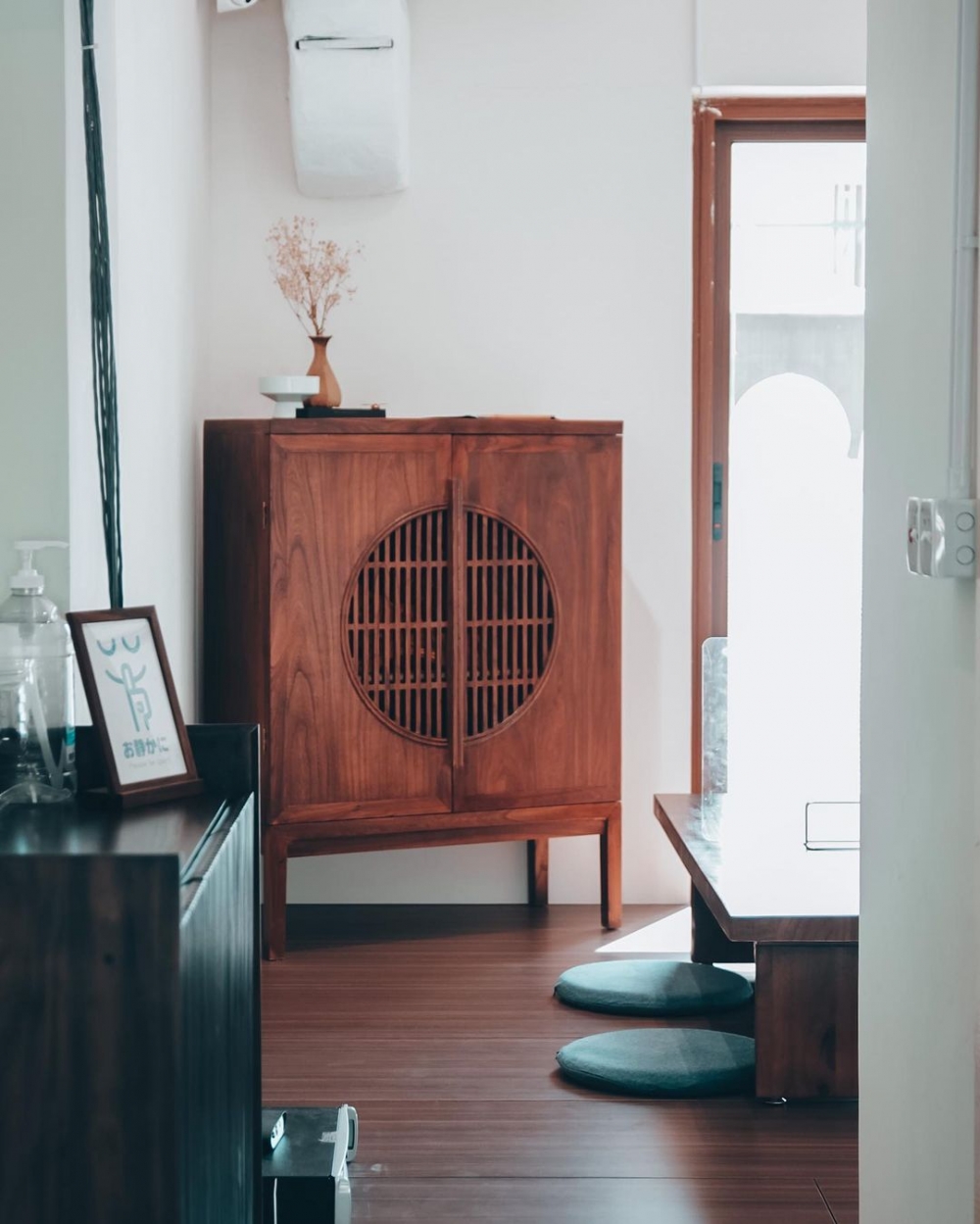 木質調性打造的空間,給人沉穩高雅的感覺。