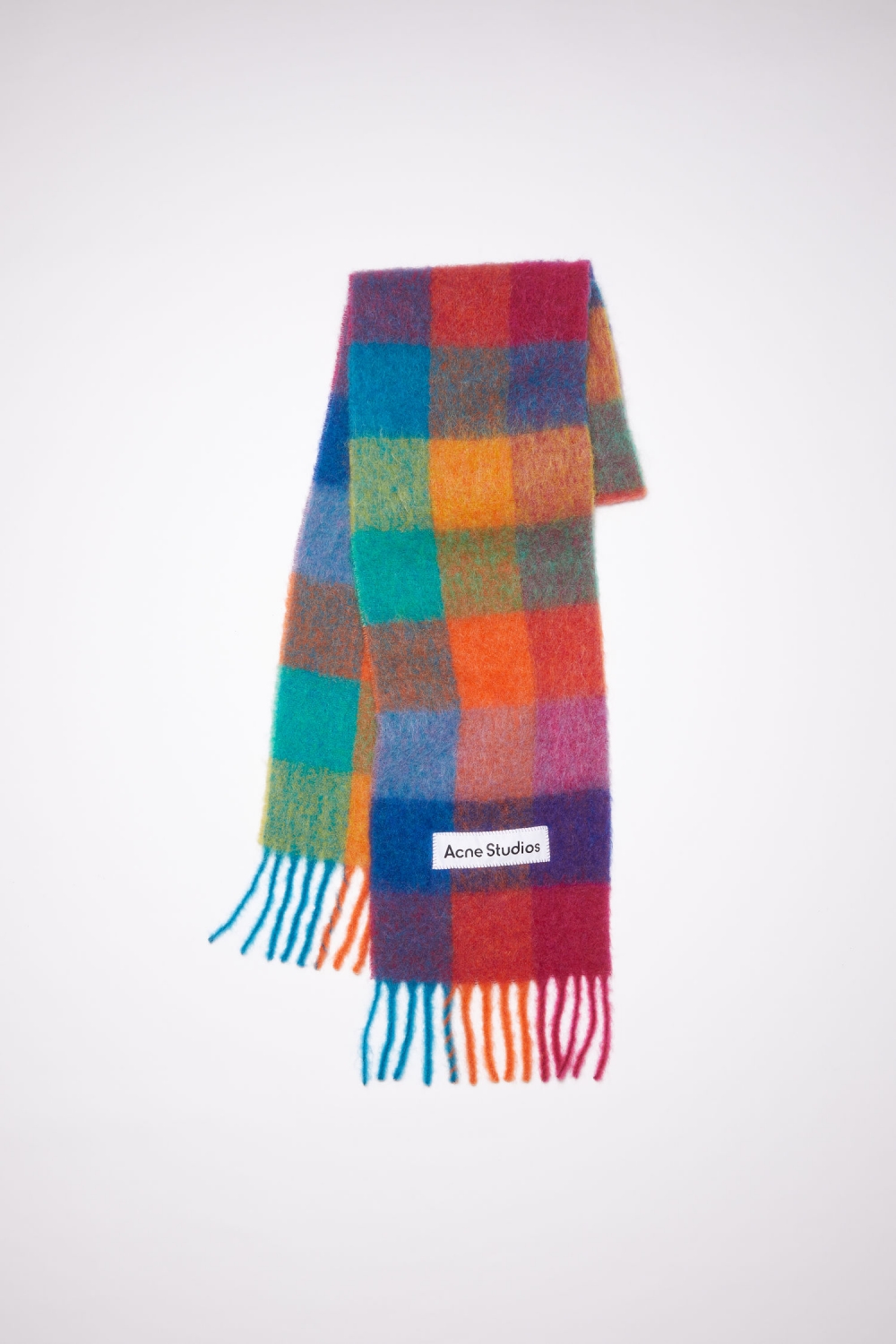 Acne Studios Mohair Checked Scarf大大的方格元素,提升一身的造型。