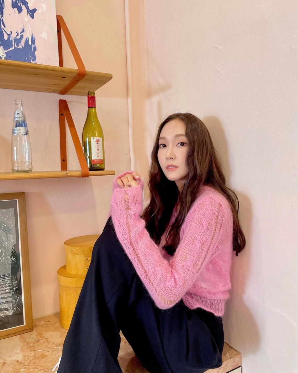 Jessica的中分長捲髮,展現女性嫵媚。