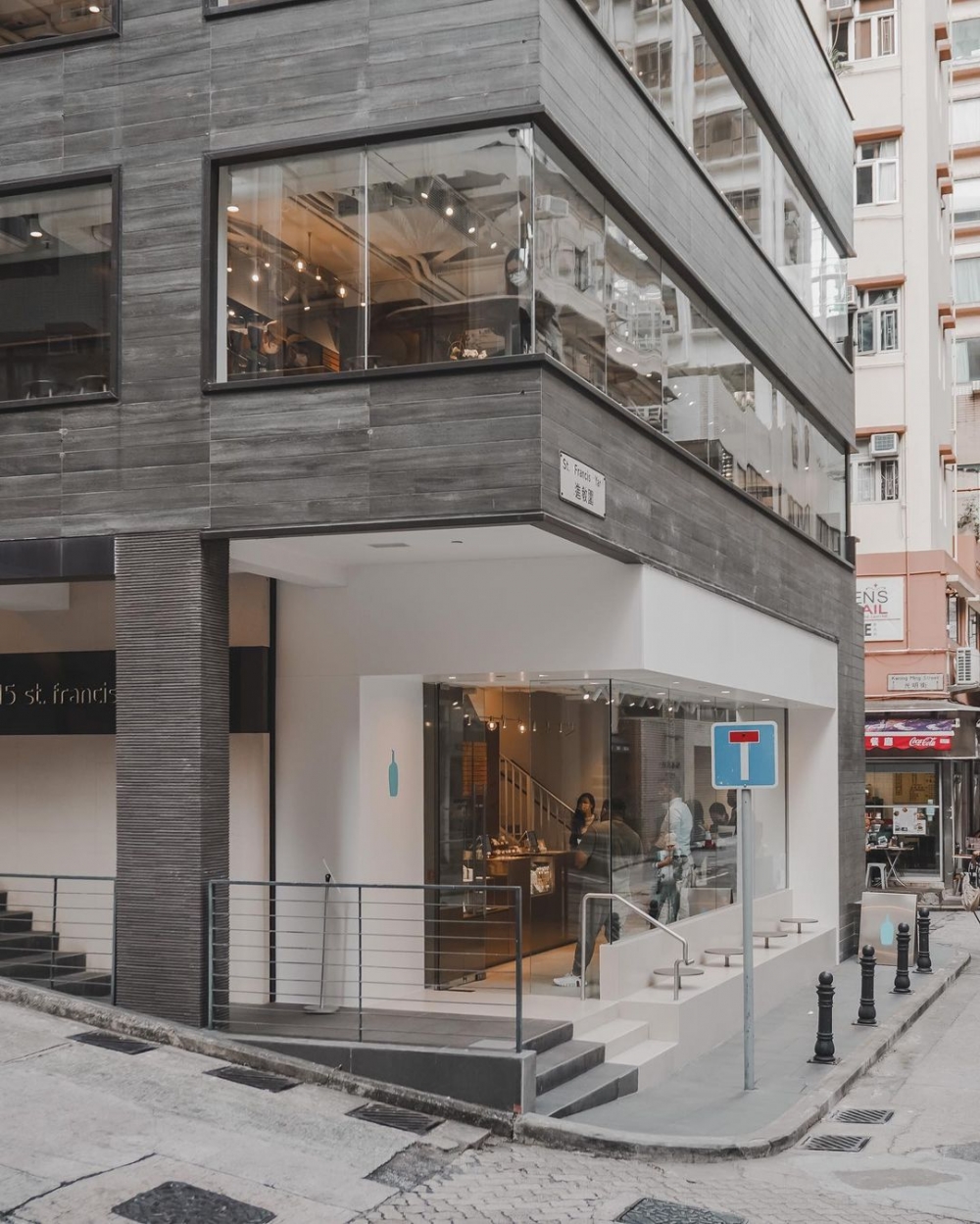 Blue Bottle Coffee也大肆佇立在聖佛蘭士街與進教圍的交界點。