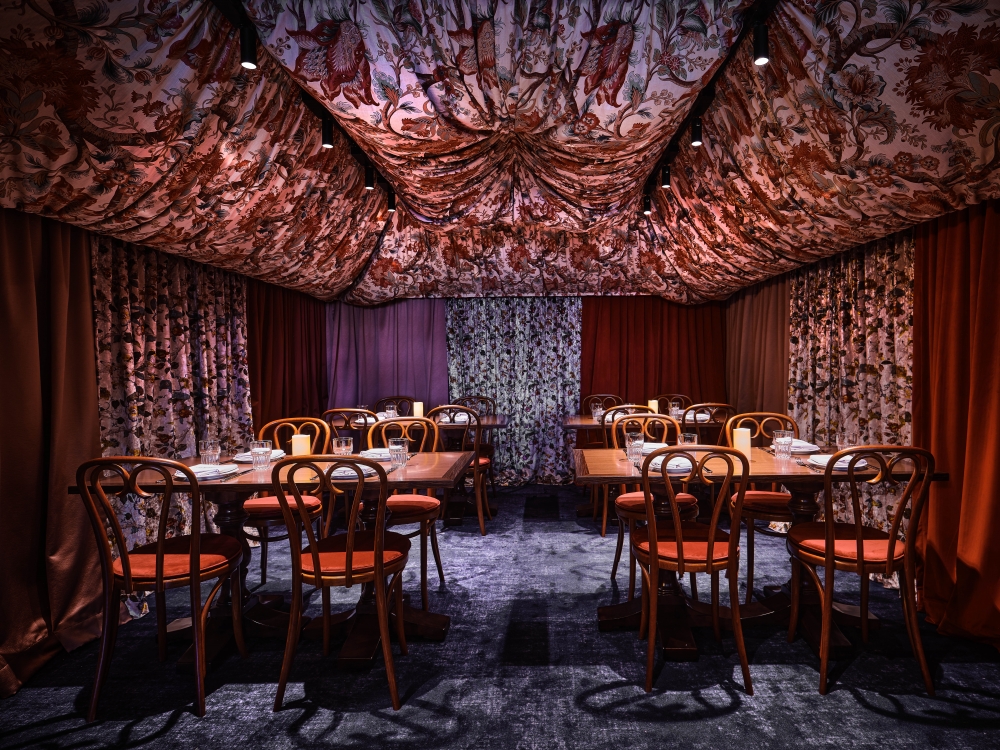 注入不同風格的地毯、高貴典雅垂墜感的窗簾以及復古奢華的燈具。