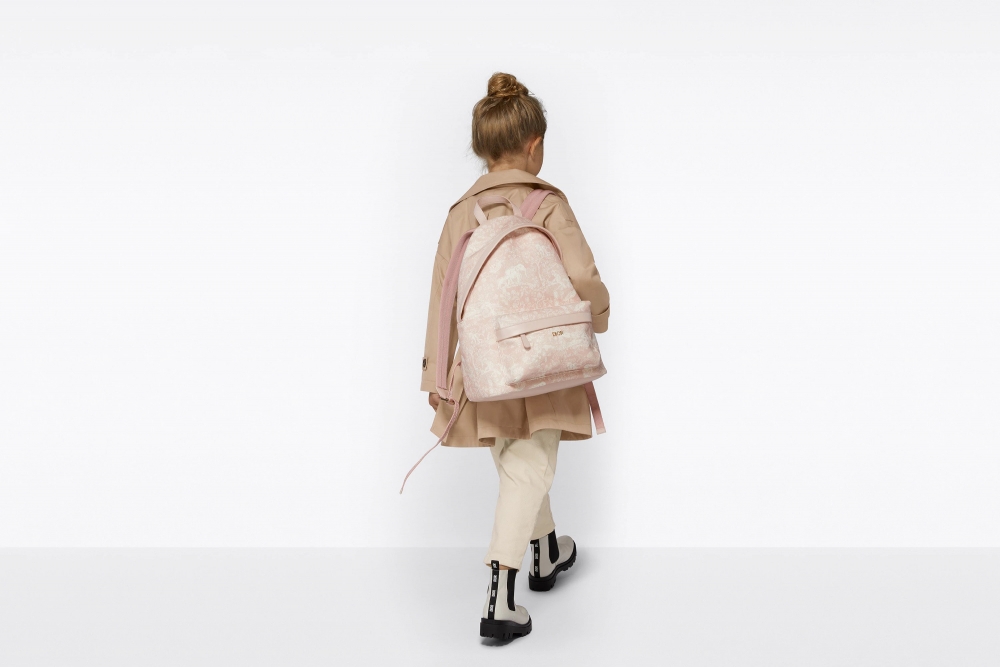 Dior全新推出的童裝系列,大人小孩絕對都能駕馭。