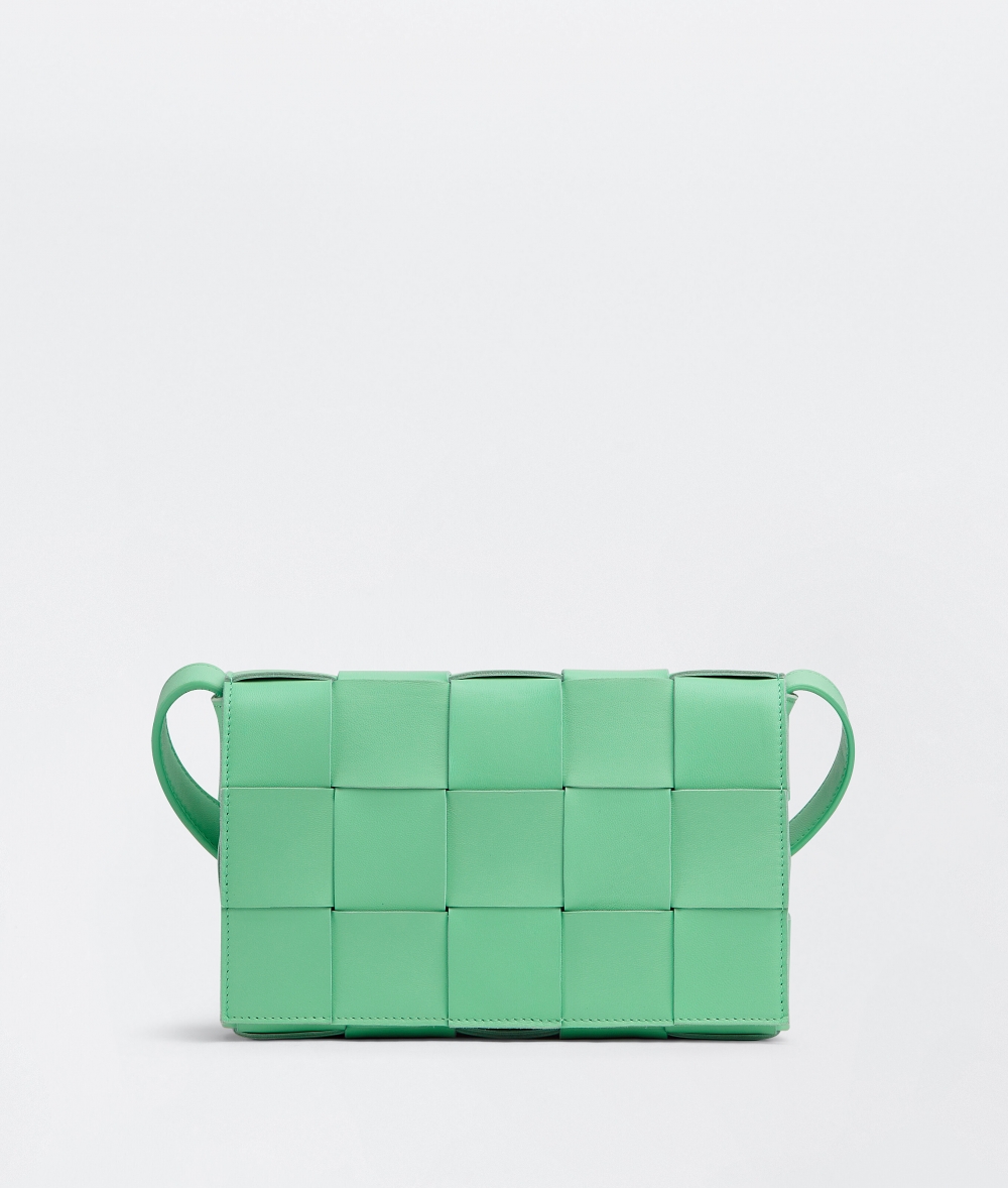 Bottega Veneta Cassette以引以為傲的編織元素打造。