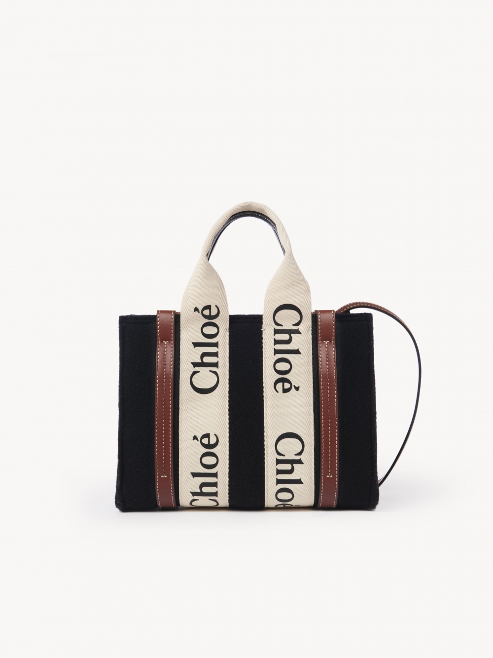 Chloé Small Woody Tote Bag,將休閒氣息揉合黑色的高質感。