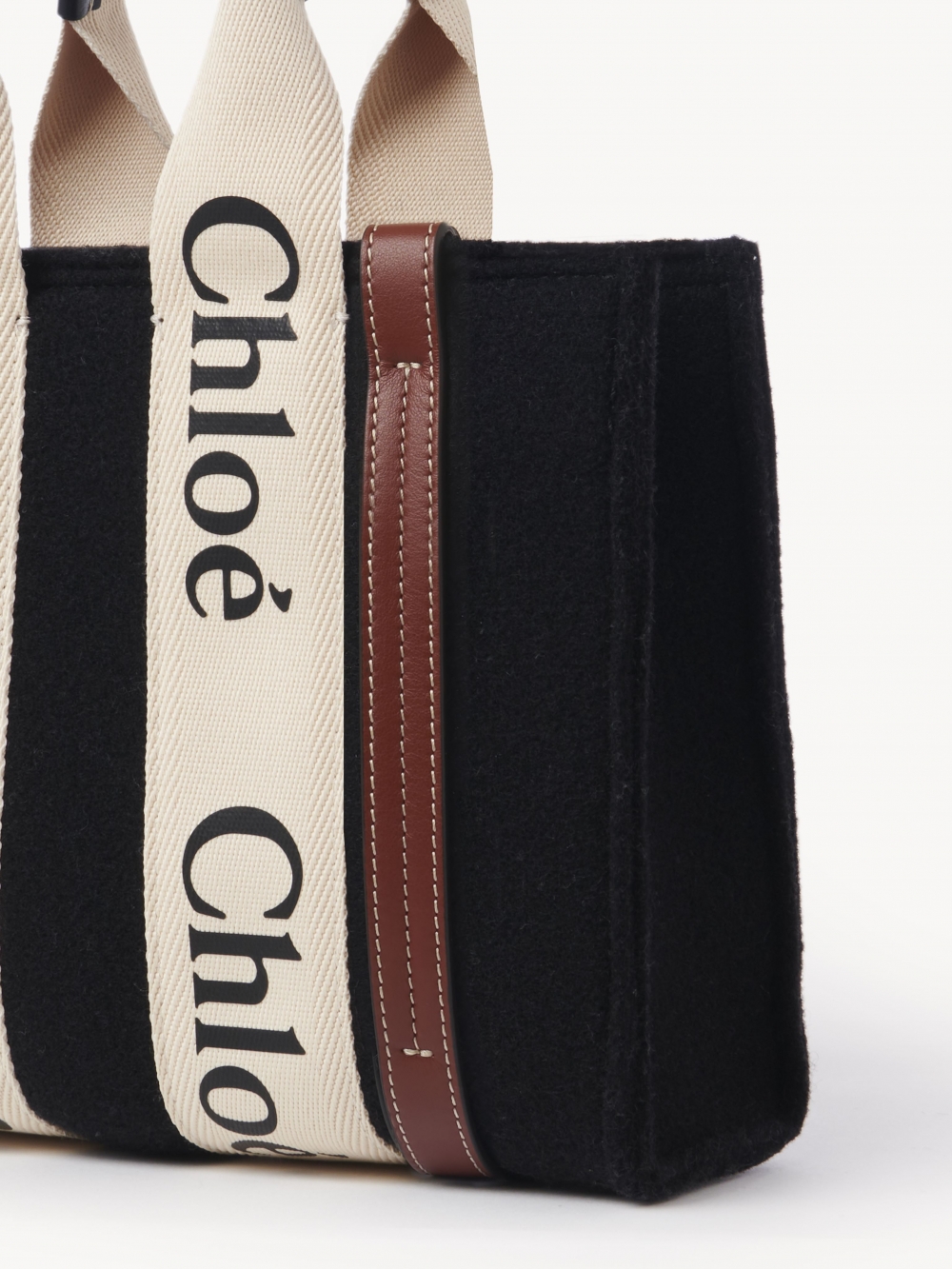 Chloé字樣的米白寬織帶,呈現簡約溫柔的氛圍。