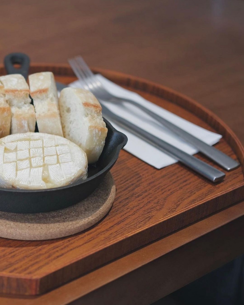 裝滿澱粉的麵包籃,強調麵包的質量。