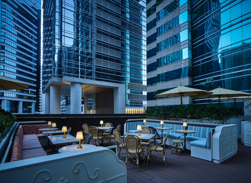 戶外露天花園​​讓人回想起夏季地中海的夏季，感受西西里的異國情調。