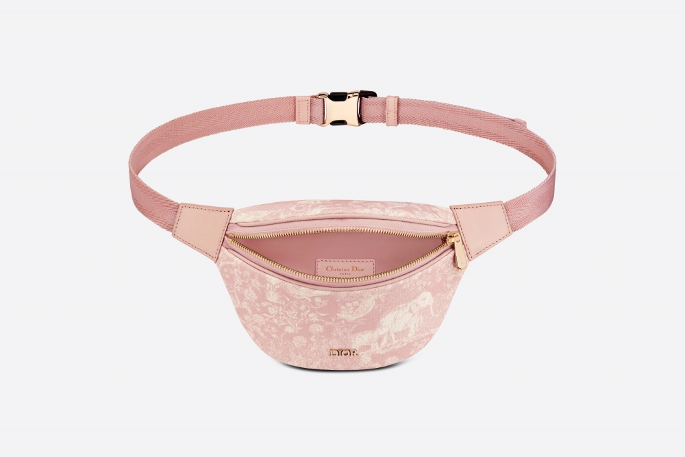 象徵品牌最經典的Toile de Jouy印花撲滿在袋身。