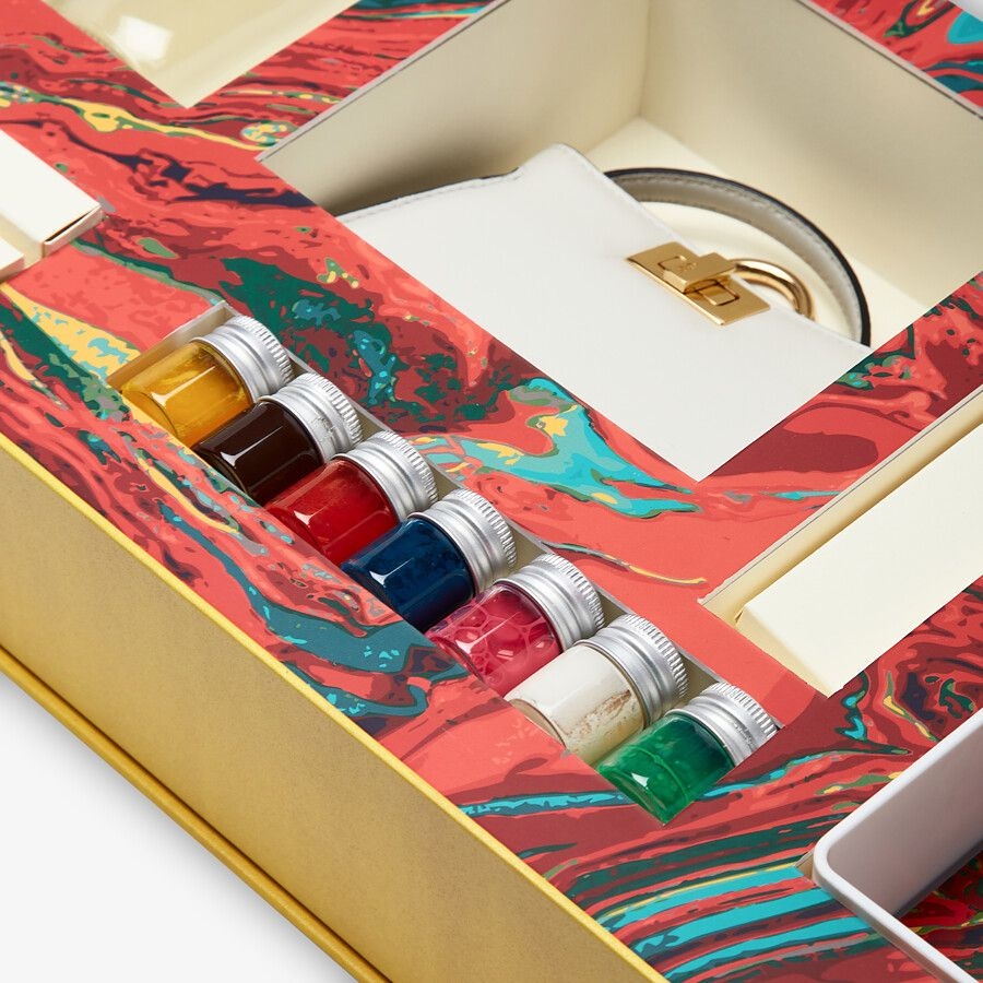 兩款禮盒中的顏色，能讓你創作出不同到圖案。