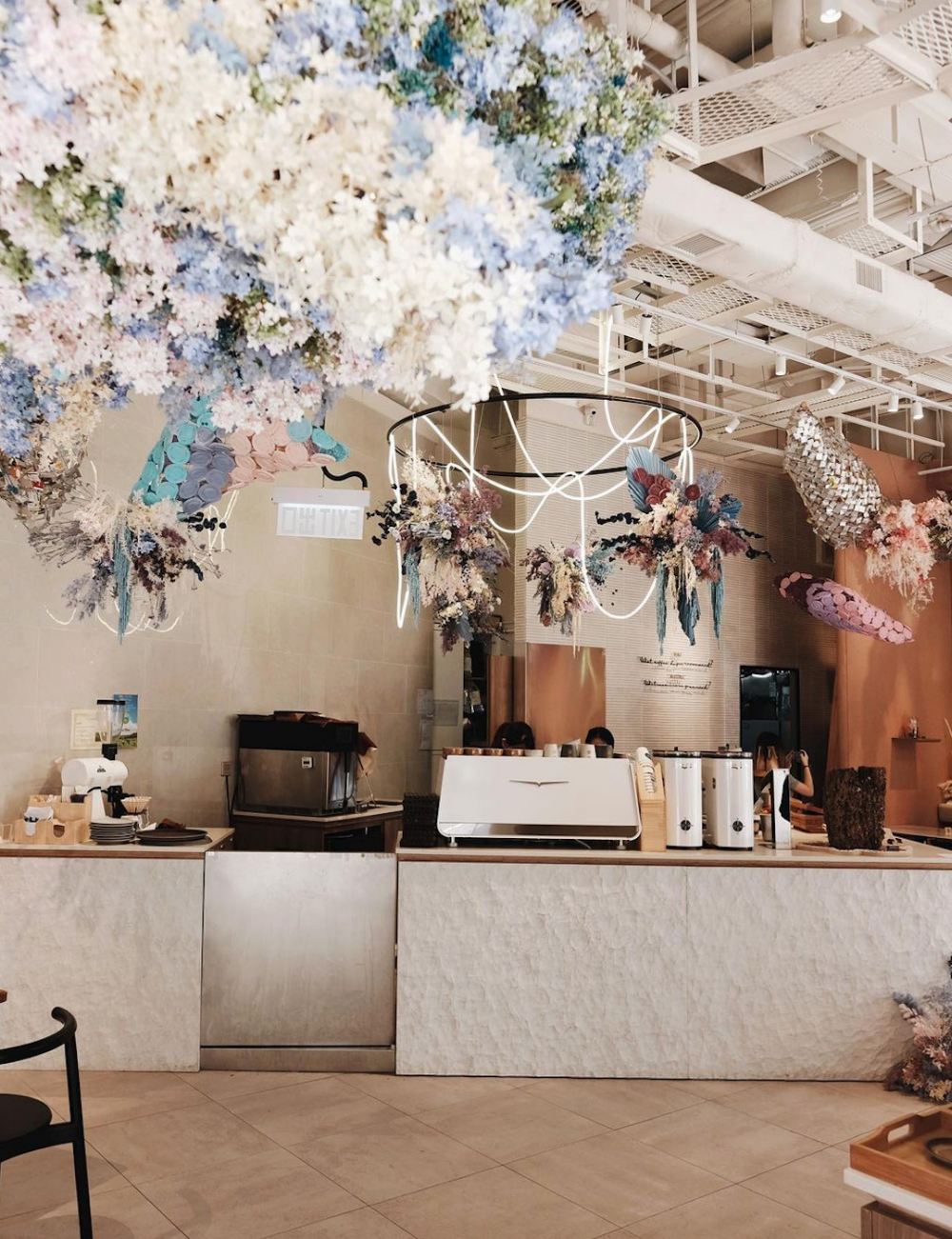 走到店裡,看到天花板上有著花藝的裝飾。