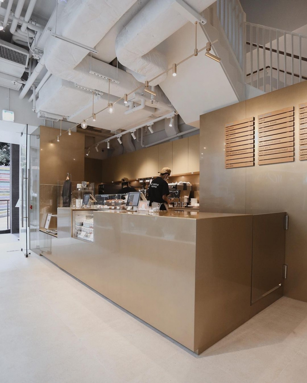 店內裝潢與最前沿的空間美學緊緊相連。