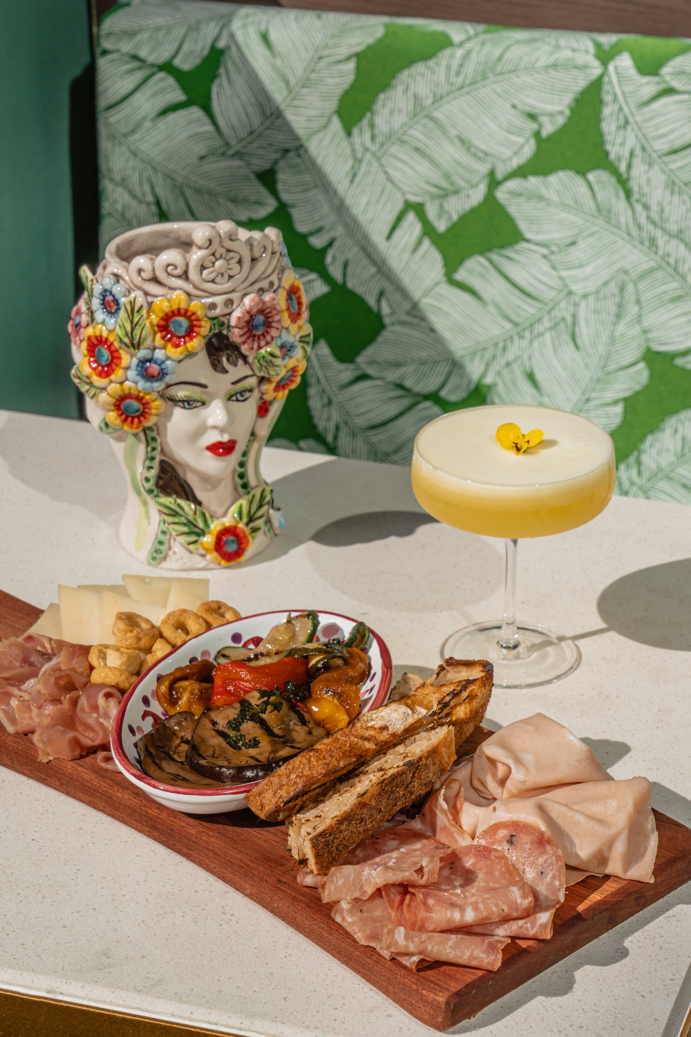 食物選擇如意大利披薩、​​炸魷魚圈到​​盛的冷盤均應有盡有，悠閒地品嚐一杯清爽的​​雞尾酒就能享受假日般的Happy Friday。