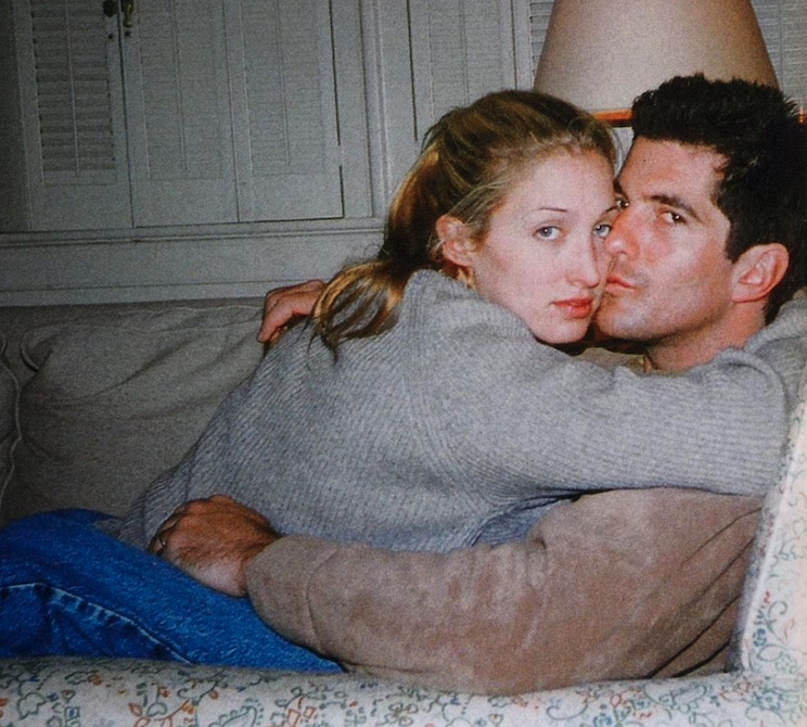 二人的愛情到後期承受巨大壓力,最終以悲劇性的墜機事件結束短暫一生。