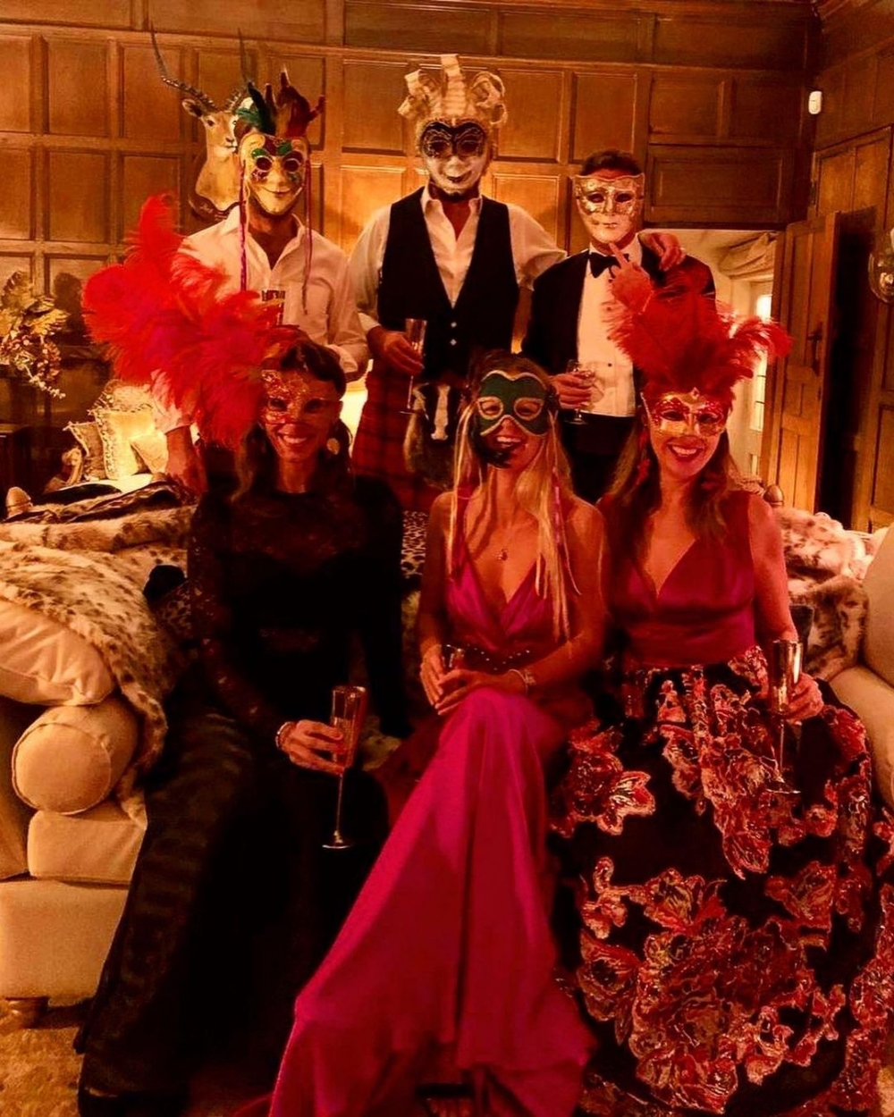 二人在特別節日中喜歡與朋友聚會開派對。