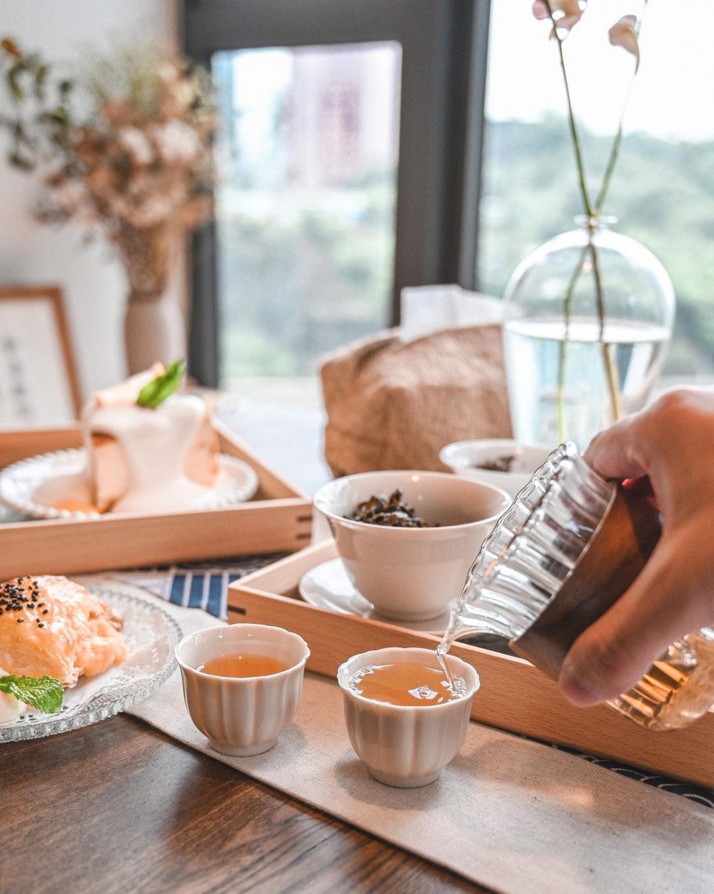 古色古香的器皿陳列在茶几上。