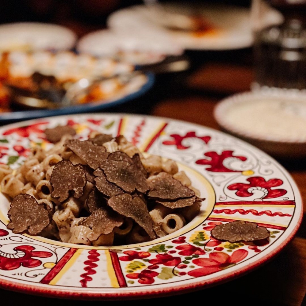 巨輪芝士煮松露意粉的松露香味濃郁撲鼻，更添濃厚口感。