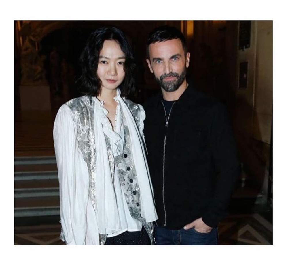 在裴斗娜的IG上,經常可見到她和Nicolas Ghesquiere的合照。