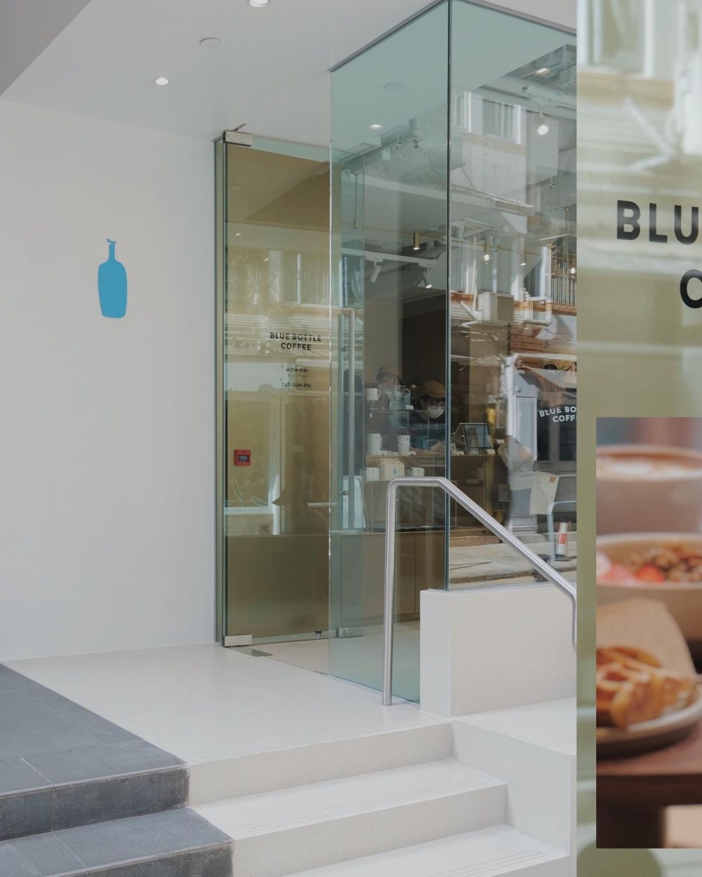 藍瓶設計牢牢掛載在門口,還未入店即刻被陣陣咖啡香吸引。