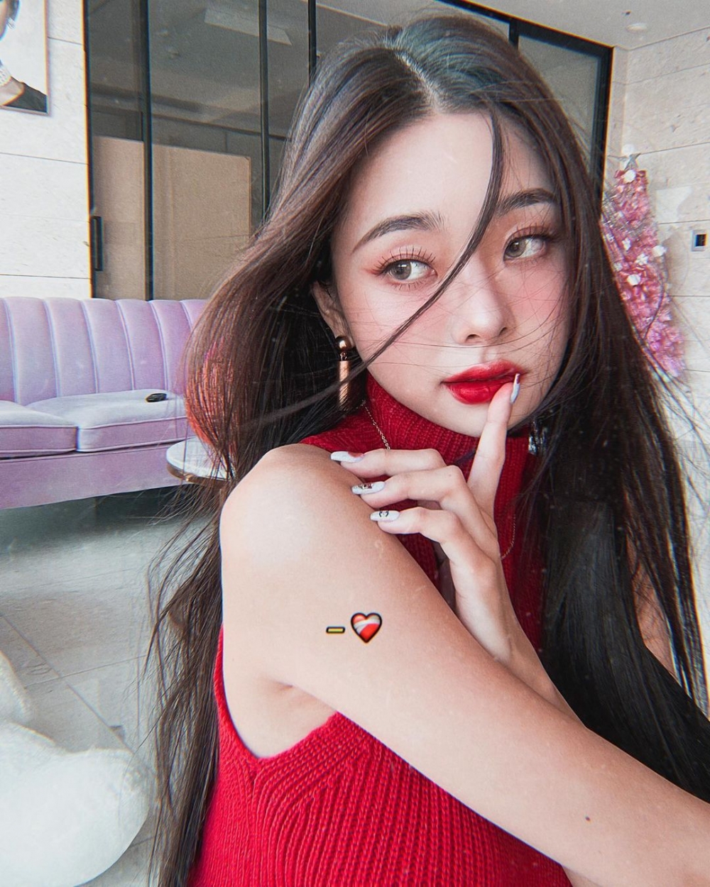 宋智雅天生帶有一雙凰眼,擅長打造貓眼妝容的她被大讚「翻版Jennie」。