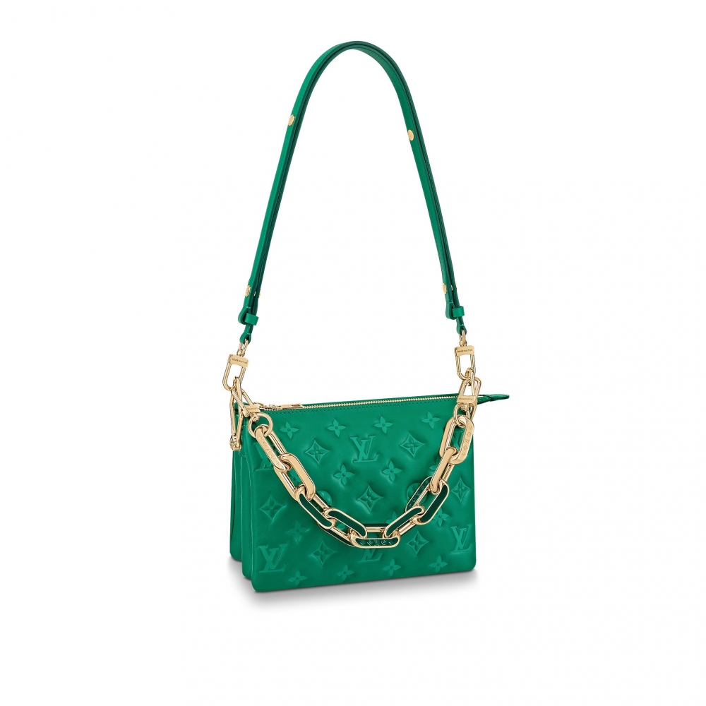 屬鍊條添上幾分奢華的Louis Vuitton Coussin BB。