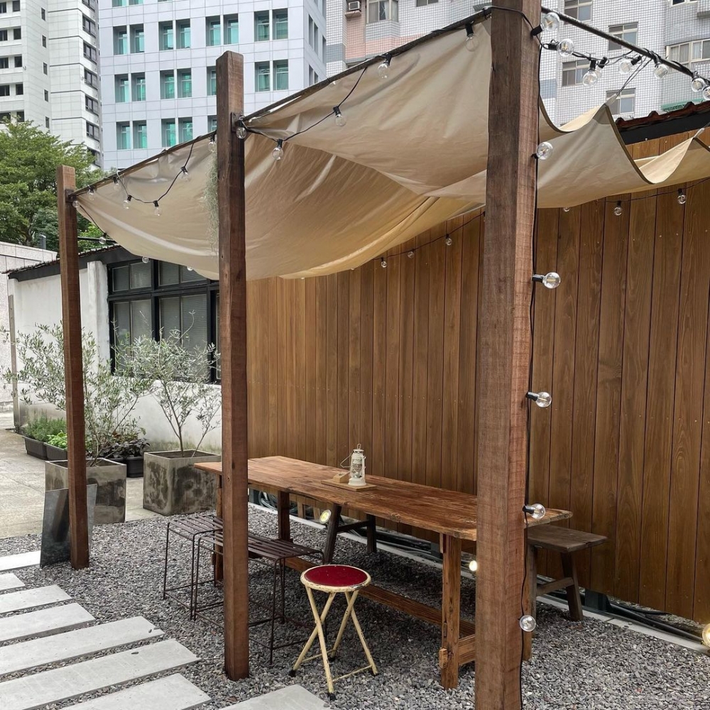 在店面外也有著一處戶外用餐區。