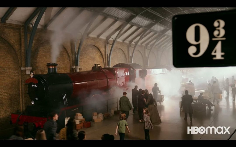 在預告片中,我們也與主角們一起重回經典場景。