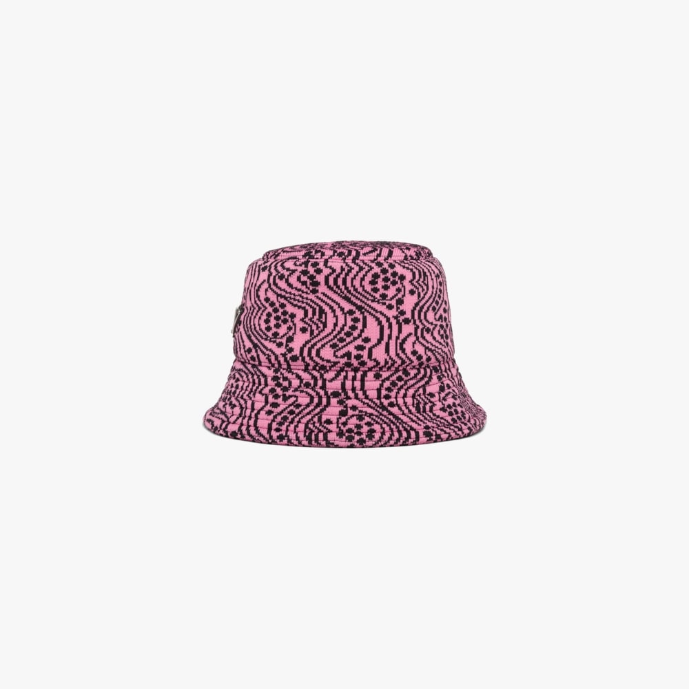 將幾何織花圖案的Bucket Hat演繹出濃厚復古摩登風格。