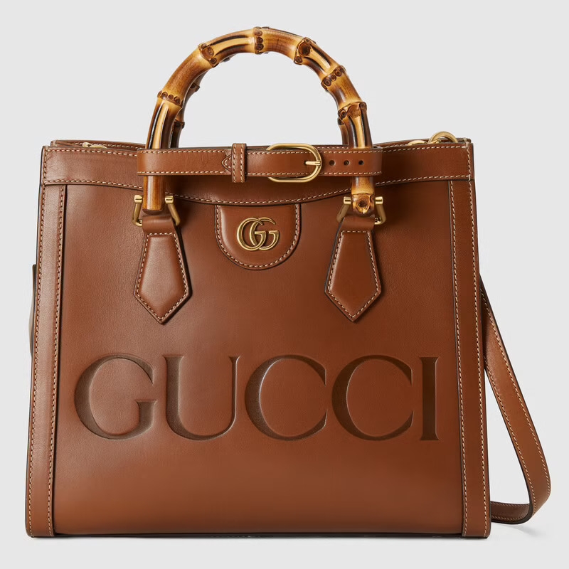 這款小型Gucci Diana手提袋採用棕色皮革材質,最搶眼的是以品牌字母Logo呈現袋身。