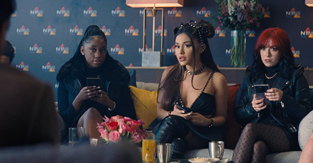 在劇中飾演明星歌手Riley Bina的Ariana Grande。