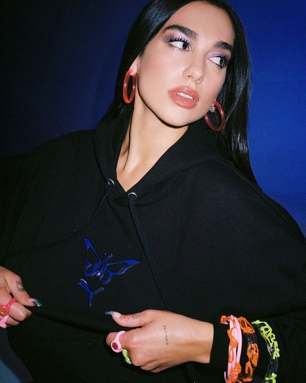 Dua Lipa被視為最受矚目的新生代女歌手,憑藉她的獨特大膽風格造型各大品牌紛紛向她拋出橄欖枝。