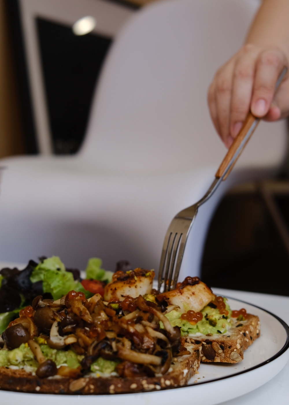 全新菜單，香煎干貝配鮭魚卵及香蒜炒菇菇穀類吐司。