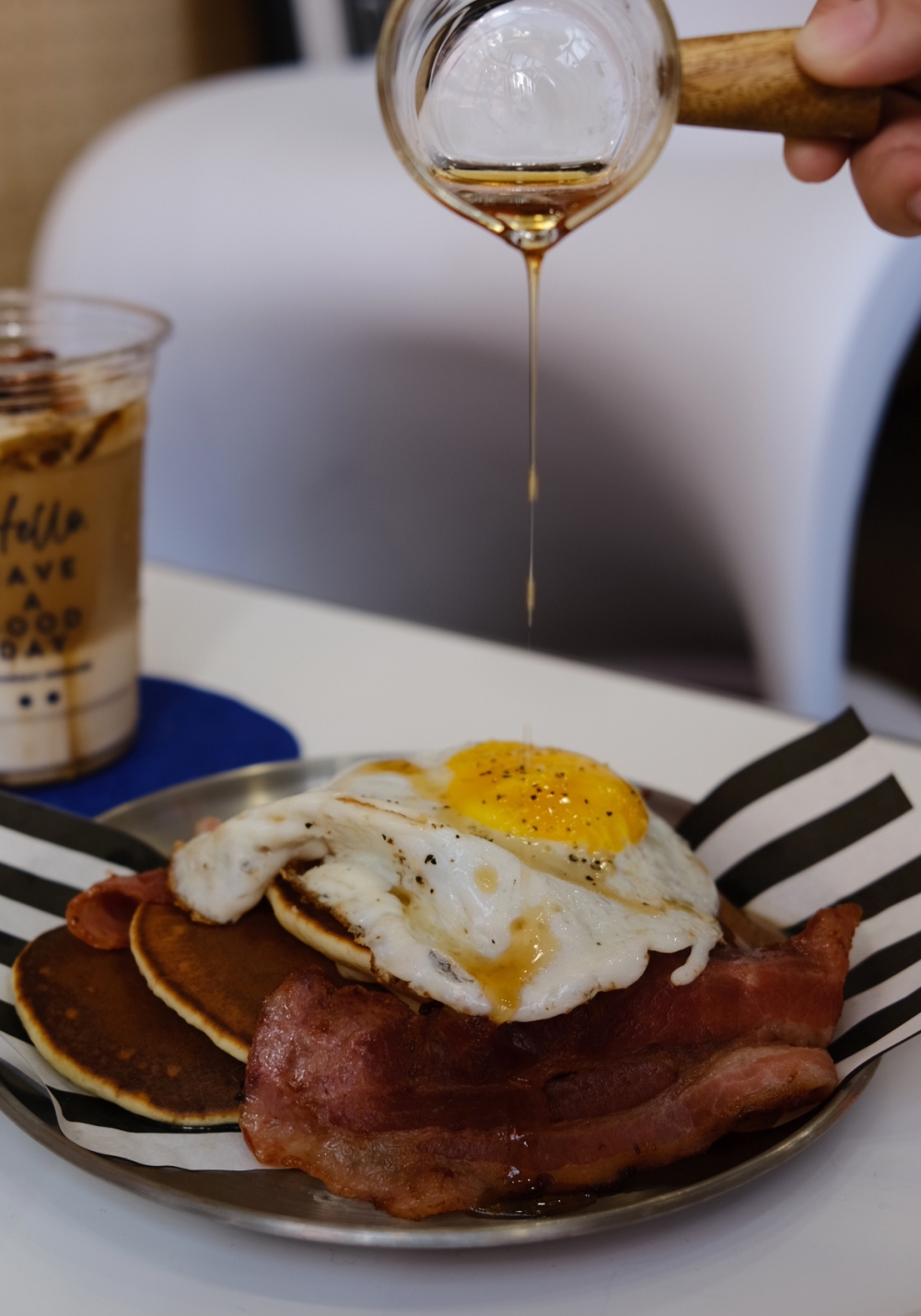 培根太陽蛋鬆餅配楓糖，也是值得一點的料理。