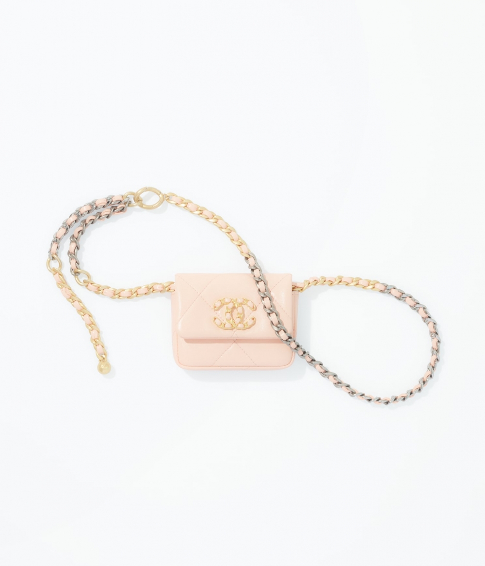 全新CHANEL Belt Bag,配有雙C奪目扣環。