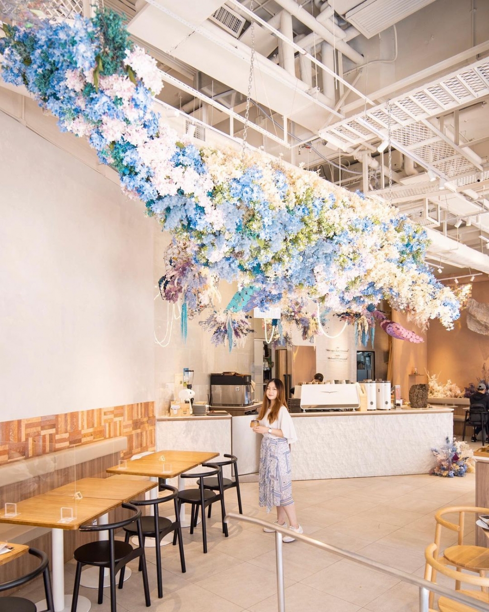 到冬季時,店內的擺飾也會跟著季節換上不同的設計。