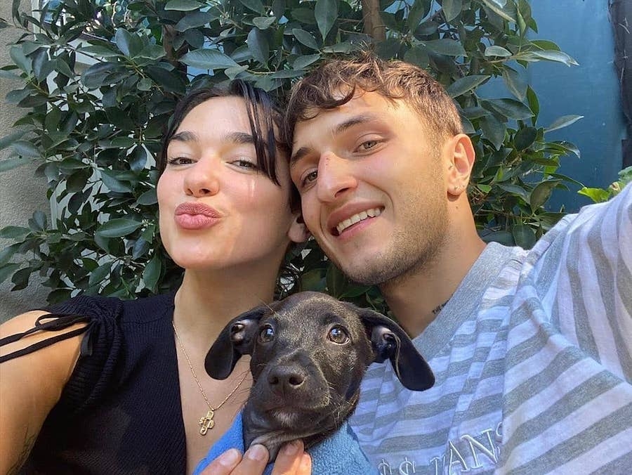 Dua Lipa與Anwar Hadid從2019年起被目擊約會後開始交往。