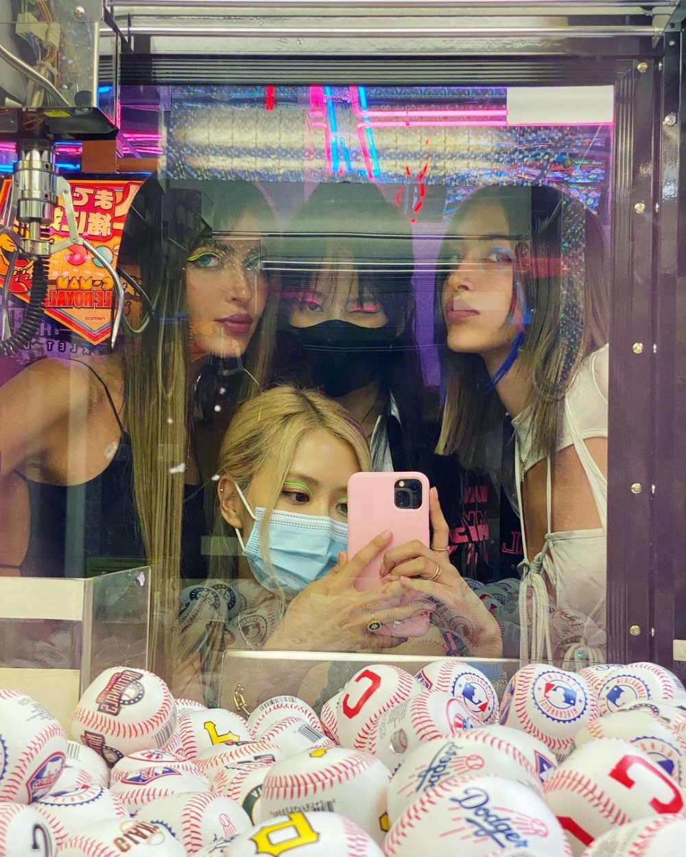 Simi和Haze倆姊妹個人美妝推出的螢光眼妝貼紙,憑著BLACKPINK的Jennie和Rosé的人氣掀起Y2K眼妝熱潮。