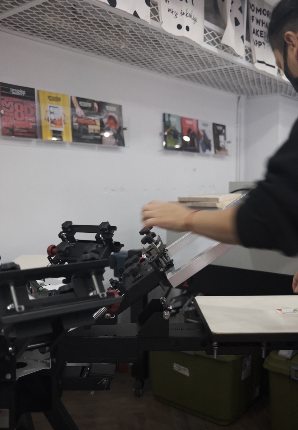 以手繪塗鴉的創作流程，運用張網、製版的前後處理。