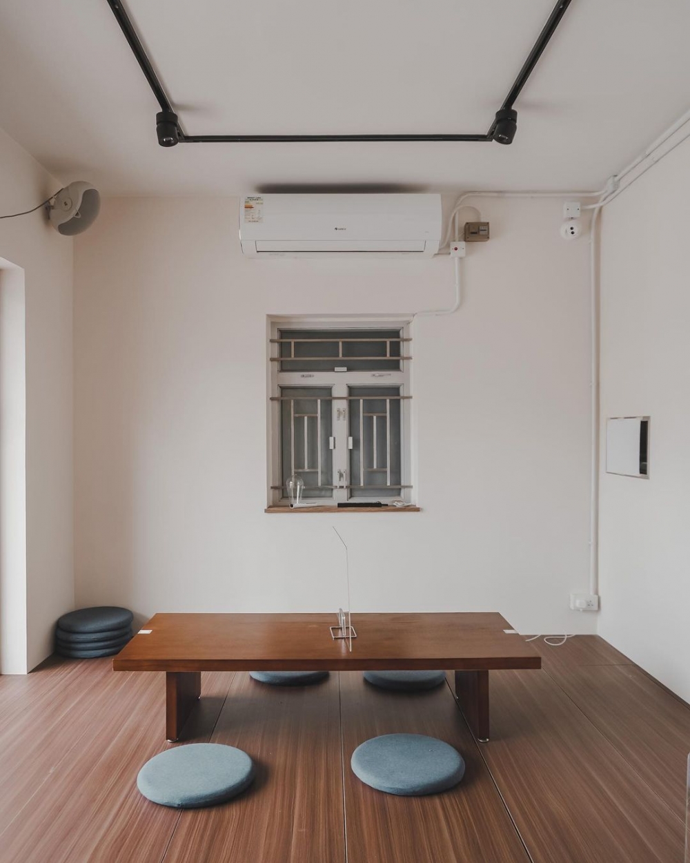 恰如其分的榻榻米,霸佔了一部分的座席。