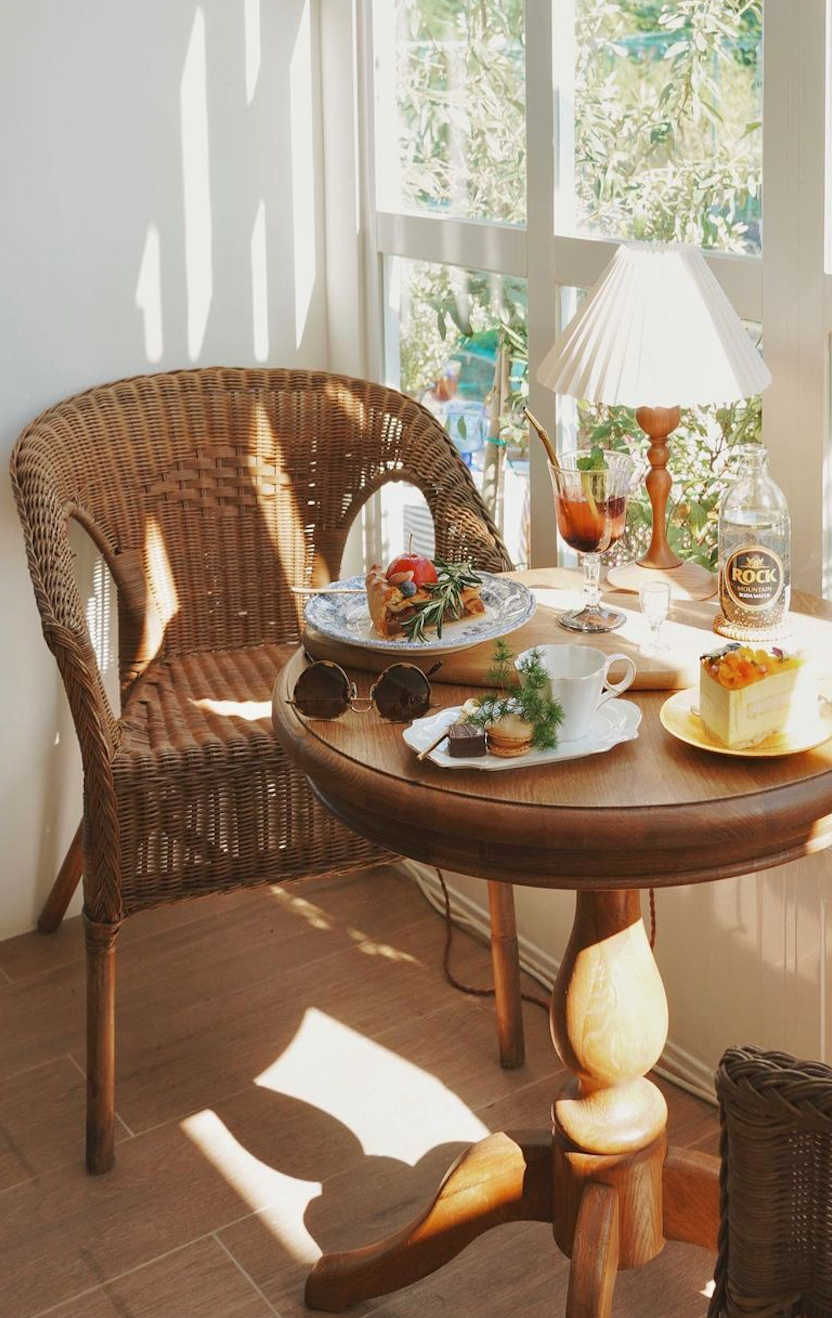 坐在店內欣賞著窗外綠意盎然的景緻。