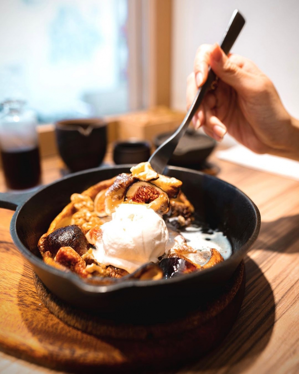 外圍極致酥脆中心鬆軟,無花果淋上甜滋滋蜜糖。