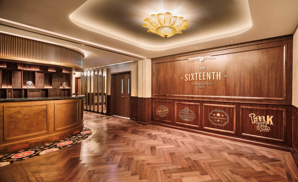 The Sixteenth在太古坊開設四間不同餐廳組合而成的人氣打卡熱點，適合與三五知己分享美食。