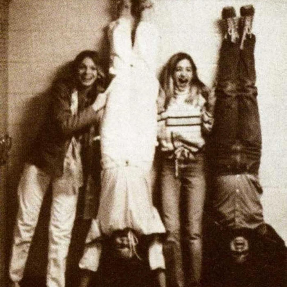 Carolyn的父母離婚後,跟隨媽媽和繼父搬遷到美國東北部生活。