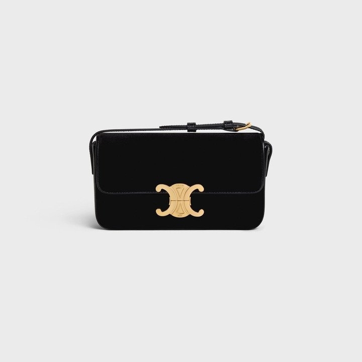 CELINE Triomphe Shoulder Bag,全黑色調默默的格外吸引人。