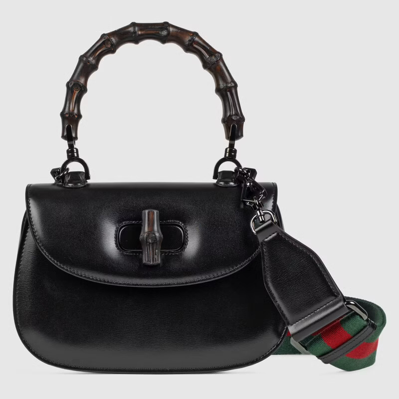 全黑風格的Gucci Bamboo Handle Bag造型獨特又型格。