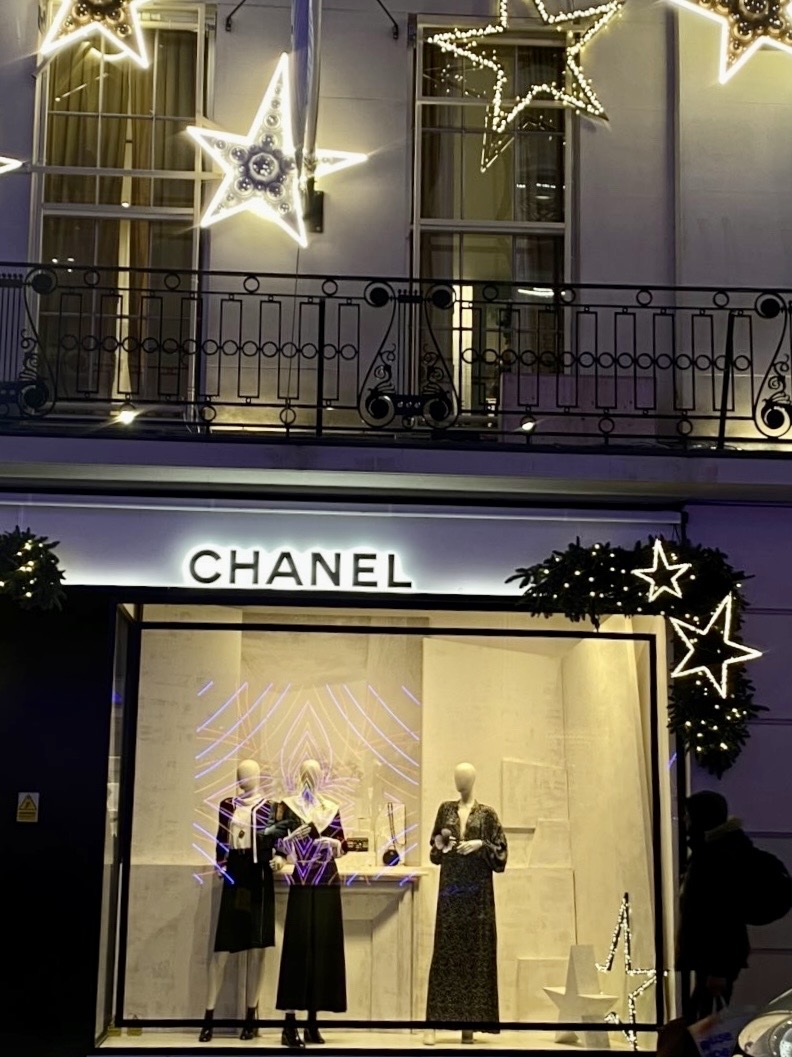 換上了聖誕裝飾的店面，格外的有節日的氣氛。