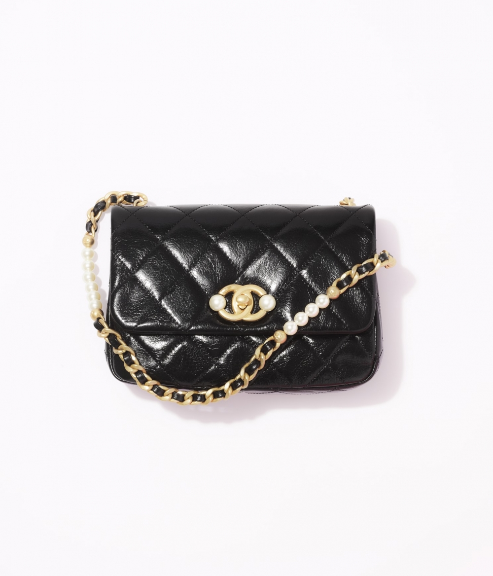 CHANEL Mini Flap Bag,黑色小牛皮注入菱格紋的設計。