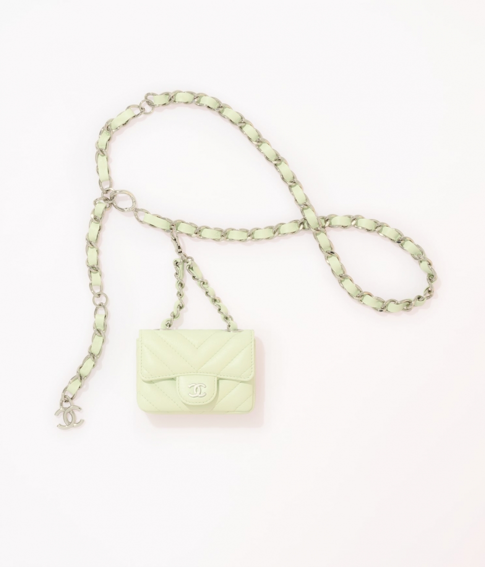 全新CHANEL Classic Belt Bag,帶有溫柔薄荷綠配色。