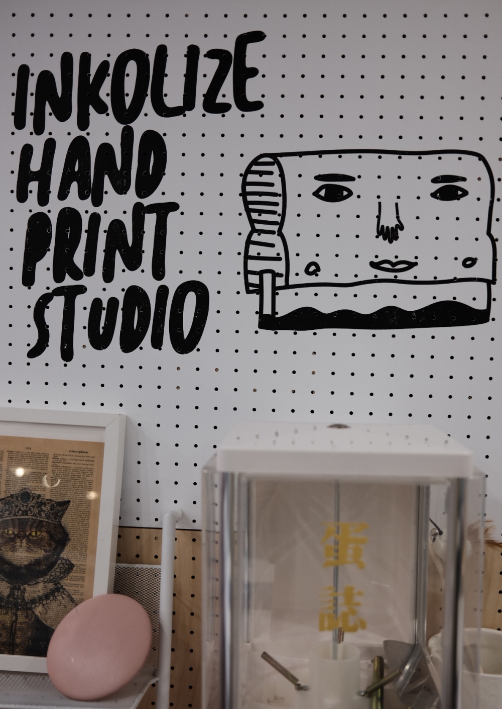 由刮板刀輪廓設計的Logo，佈滿在整體空間。